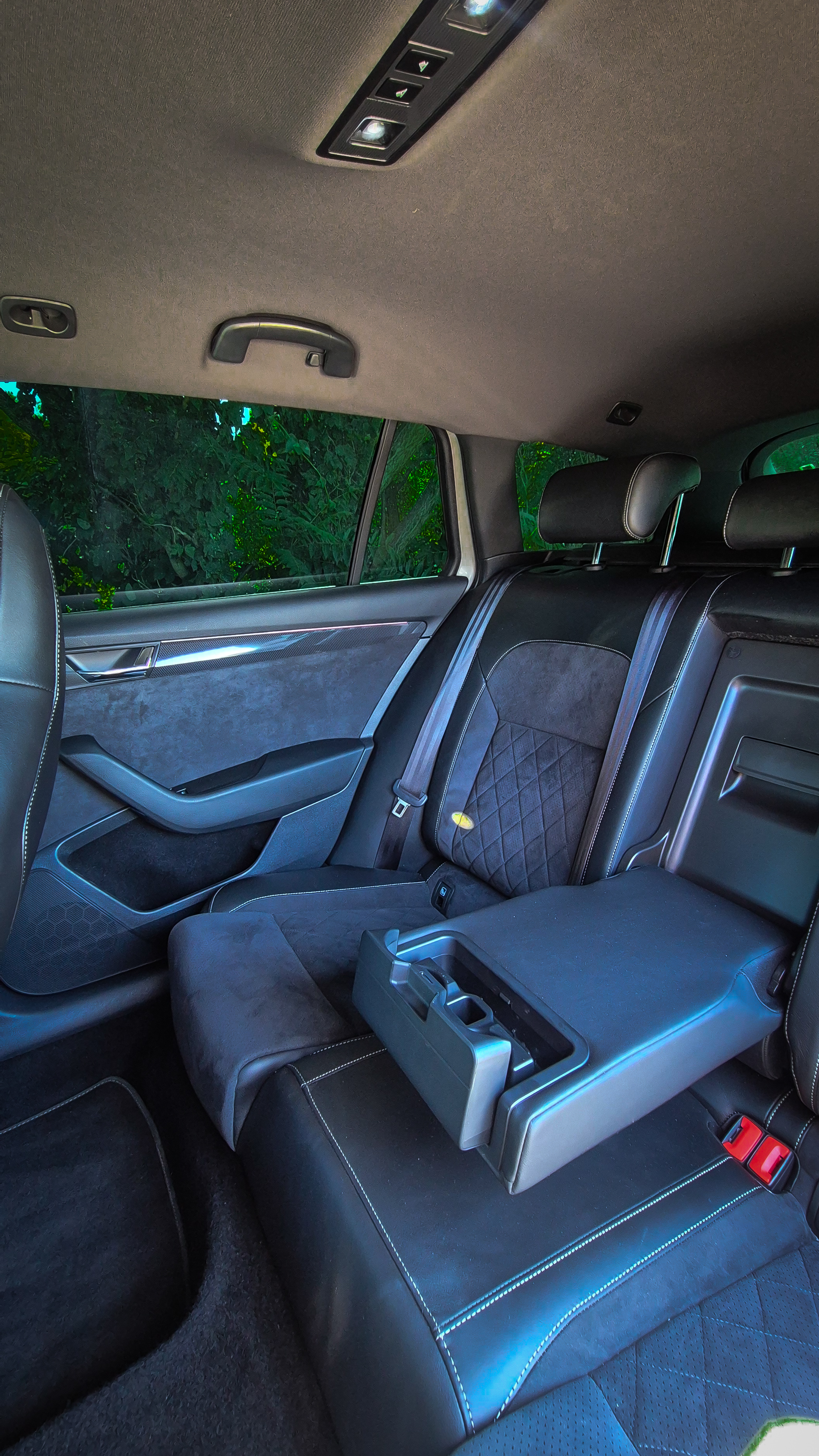 Luxusní alantara a kožený interiér letištního taxi Autodopravy Jeřábek
